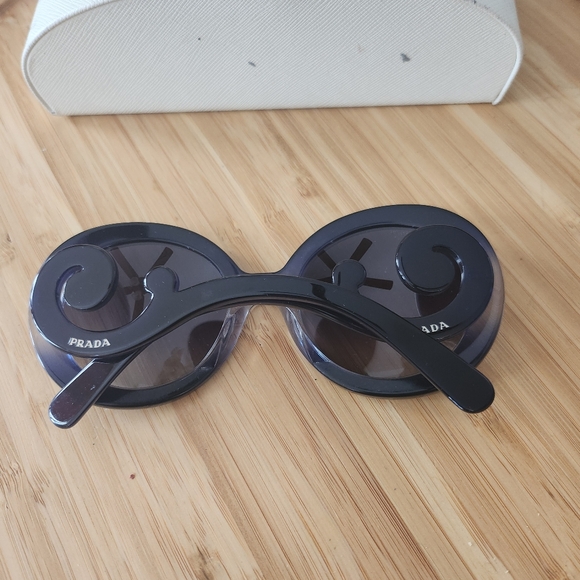 Prada sunglasses with case - Picture 2 of 8